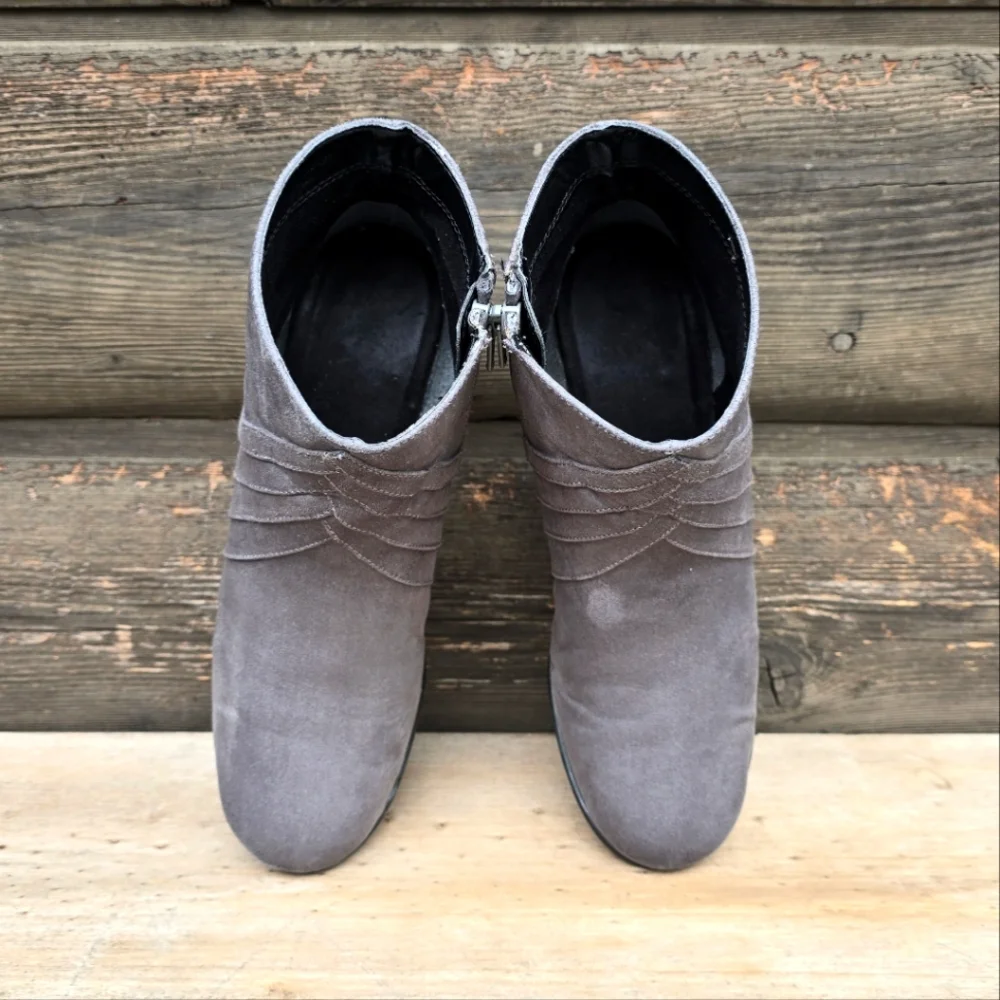 A2 By Aerosoles Playaway Gray Vegan Suede, Comfort Bootie. WMS 7M